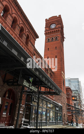 La tour de l'horloge sur la station de Dearborn, une signature en briques rouges dans le centre-ville de Chicago, Illinois, USA. Banque D'Images