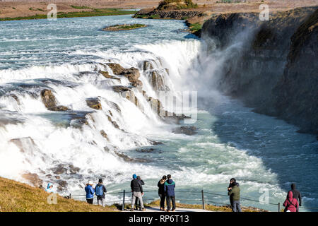 L'Islande, Gullfoss - le 19 septembre 2018 : Cascade paysage avec les gens dans le sud de l'Islande avec de l'eau tomber fluide sur cascade Golden Circle Banque D'Images