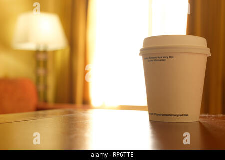 Tasse de café pour aller au début de la matinée dans chambre d'hôtel Banque D'Images