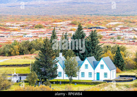 Le Parc National de Thingvellir avec orange jaune coloré feuillage de l'automne pendant la journée en Islande Golden circle et ferme avec les gens touristes cemetery Banque D'Images