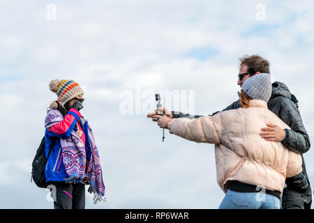 Þingvellir, Islande - 20 septembre 2018 : canyon du Parc National de la plaque continentale de partage durant la journée avec les gens de prendre une photographie de paysage en haut selfies Banque D'Images