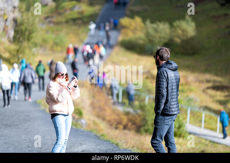 Þingvellir, Islande - 20 septembre 2018 : canyon du Parc National de la plaque continentale de partage au cours de jour paysage avec les personnes prenant photo sur la randonnée tra Banque D'Images