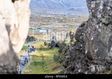 Þingvellir, Islande - 20 septembre 2018 : canyon du Parc National de la plaque continentale de partage libre pendant la journée les gens sur le sentier du paysage ci-dessous Banque D'Images