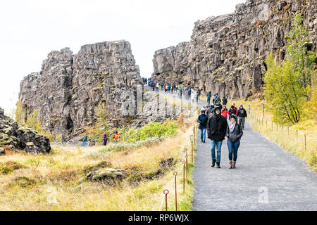 Þingvellir, Islande - 20 septembre 2018 : canyon du Parc National de la plaque continentale de partage au cours de jour paysage avec beaucoup de gens marcher sur le sentier Banque D'Images