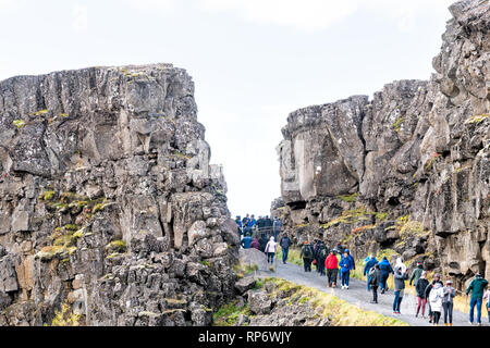 Þingvellir, Islande - 20 septembre 2018 : National Park canyon continentale de partage au cours de la plaque rocheuse jour paysage avec beaucoup de gens marcher sur le sentier Banque D'Images