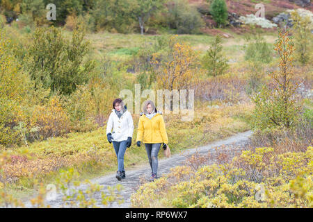 Þingvellir, Islande - 20 septembre 2018 : Parc national de partage des eaux au cours de jour paysage avec les touristes asiatiques personnes marchant sur le sentier Banque D'Images