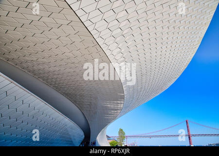 Lisbonne, Portugal-October 17, 2017 : Célèbre MAAT Museum de Lisbonne, à proximité de la rivière Tagus et Landmark pont 25 de Abril Banque D'Images