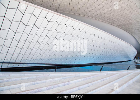 Lisbonne, Portugal-October 17, 2017 : Célèbre MAAT Museum de Lisbonne, à proximité de la rivière Tagus et Landmark pont 25 de Abril Banque D'Images