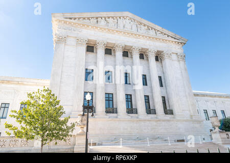 Washington DC, USA la façade extérieure du bâtiment de la Cour suprême l'architecture sur la colline du Capitole Capital avec piliers et colonnes étapes escaliers Banque D'Images