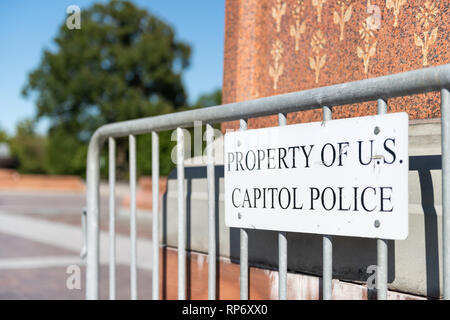 Washington DC, USA la sécurité par le Congrès des États-Unis dans la capitale libre isolé sur la propriété de clôture balustrade avec signe de la police du Capitole Banque D'Images