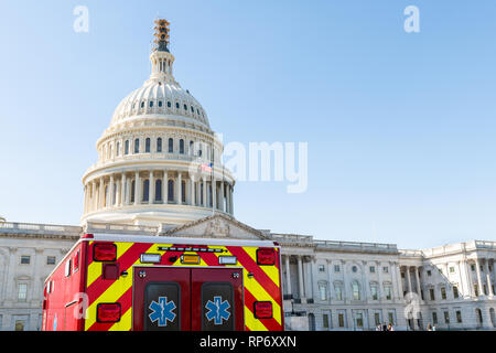 Washington DC, USA - 12 octobre 2018 : Congrès de la construction du dôme extérieur sur Capitol Hill Capital avec ambulance camion rouge libre Banque D'Images
