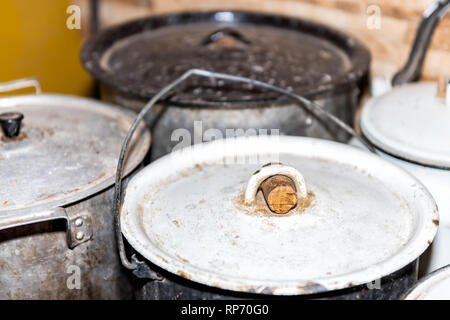 Libre de beaucoup de grands pots et casseroles couvercles sur datcha rustique country home ou maison cuisine cuisinière cottage avec la saleté Banque D'Images