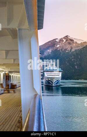15 septembre 2018 - Skagway AK : Tôt le matin, les navires de croisière en station d'Taiya avec aube lumière sur les montagnes en arrière-plan. Photographié depuis le Banque D'Images