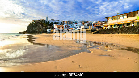 Morro Jable impressionnant village sur l'île de Fuerteventura, le coucher du soleil,Espagne. Banque D'Images