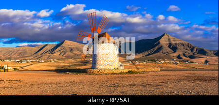 Fuerteventura voyages - paysages pittoresques de l'île volcanique, voir avec moulin à vent traditionnel. Îles Canaries Banque D'Images