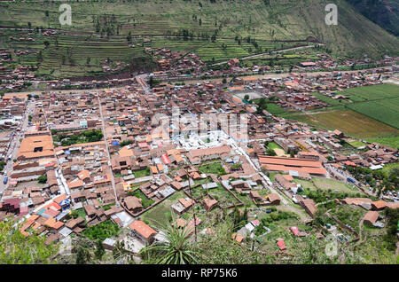 Vue depuis les ruines de Pisac vers la ville, la Vallée Sacrée des Incas Cusco Pérou. Banque D'Images
