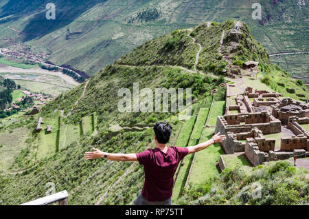 Explorer les sentiers touristiques Inca menant aux ruines de Pisac, la Vallée Sacrée, le major destination touristique dans la région de Cusco, Pérou. Vacances et aventures dans l'Amérique du Sud. Banque D'Images