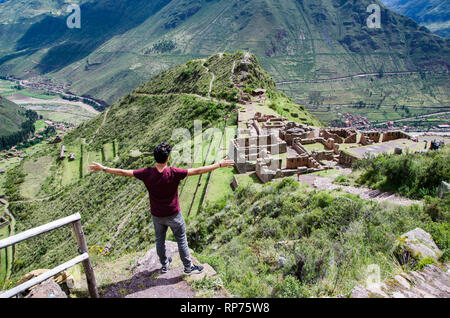 Explorer les sentiers touristiques Inca menant aux ruines de Pisac, la Vallée Sacrée, le major destination touristique dans la région de Cusco, Pérou. Vacances et aventures dans l'Amérique du Sud. Banque D'Images