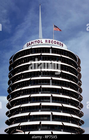 La Capitol Records Tower Building, qui a été conçu pour ressembler à une pile de disques en vinyle sur une platine avec sa fusée a souligné le haut, qui s'avance, a été un point de repère depuis 1956 à Hollywood, Californie, USA. Le round 13 étages s'élève à 150 pieds (46 mètres) et maisons du Capitol studios d'enregistrement, qui comprennent des chambres d'écho avec le métro. Banque D'Images