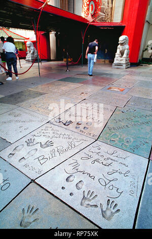 Les empreintes de mains, empreintes de pas et autographes de célébrités célèbres sont coulées dans le béton dans le parvis des Stars depuis 1927 au Chinese Theatre à Hollywood, Californie, États-Unis. Longtemps connu sous le nom de Grauman's Chinese Theatre, il a été plus tard appelé Mann's Chinese Theatre et est maintenant nommé TLC Chinese Theatre. Les impressions au premier plan ont été faites en 1936 par deux stars de cinéma qui sont apparues dans 14 films ensemble, William Powell et Myrna Loy. Ils sont parmi les premiers signataires qui ont inscrit des messages personnels à Sid Grauman, l'homme qui a construit la somptueuse maison de cinéma et l'a gérée jusqu'à sa mort en 1950 Banque D'Images