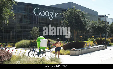 MOUNTAIN VIEW, CA, USA - Le 28 août 2015 : les visiteurs posent pour des photos à l'immeuble du siège de google en Californie. Banque D'Images