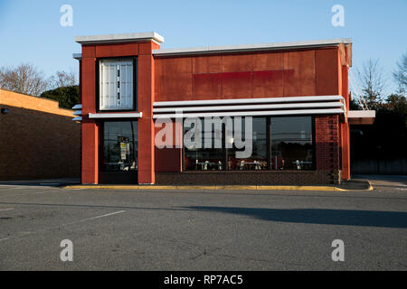 L'esquisse d'un signe extérieur d'un logo abandonné Kentucky Fried Chicken (KFC) fast food restaurant lieu de Fredericksburg, en Virginie, sur Février Banque D'Images