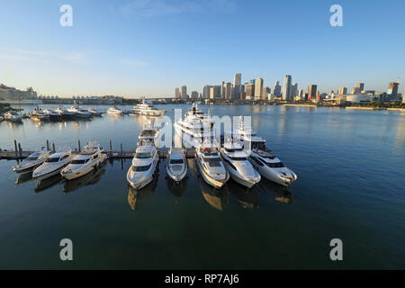 Miami, Floride 11-10-2018 Les Jardins de l'île des super-port de plaisance sur l'Île Watson avec la ville de Miami dans l'arrière-plan. Banque D'Images