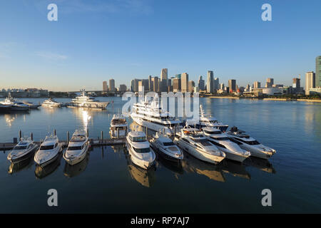 Miami, Floride 11-10-2018 Les Jardins de l'île des super-port de plaisance sur l'Île Watson avec la ville de Miami dans l'arrière-plan. Banque D'Images