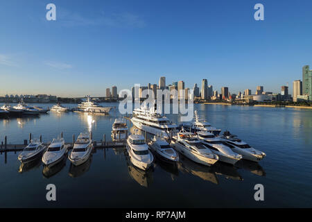 Miami, Floride 11-10-2018 Les Jardins de l'île des super-port de plaisance sur l'Île Watson avec la ville de Miami dans l'arrière-plan. Banque D'Images