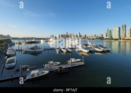 Miami, Floride 11-10-2018 Les Jardins de l'île des super-port de plaisance sur l'Île Watson avec la ville de Miami dans l'arrière-plan. Banque D'Images