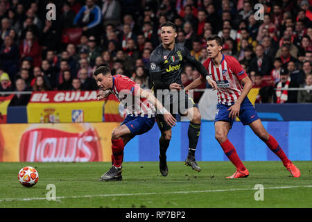 L'Atletico de Madrid Jose Maria Gimenez (L) et Rodrigo Hernandez (R) et la Juventus' Cristiano Ronaldo vu en action au cours de l'UEFA Champions League, ronde de 16, 1ère manche entre l'Atletico de Madrid et à la Juventus Stadium Wanda Metropolitano de Madrid, Espagne. Banque D'Images