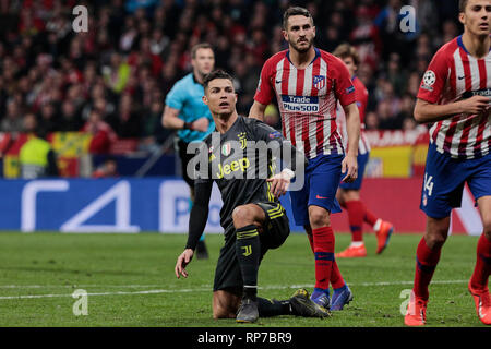 L'Atletico de Madrid Koke Resurreccion (L) et Rodrigo Hernandez (R) et la Juventus' Cristiano Ronaldo vu en action au cours de l'UEFA Champions League, ronde de 16, 1ère manche entre l'Atletico de Madrid et à la Juventus Stadium Wanda Metropolitano de Madrid, Espagne. Banque D'Images