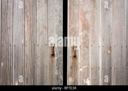 Voir le résumé d'un ensemble de vieilles portes de grange. Banque D'Images