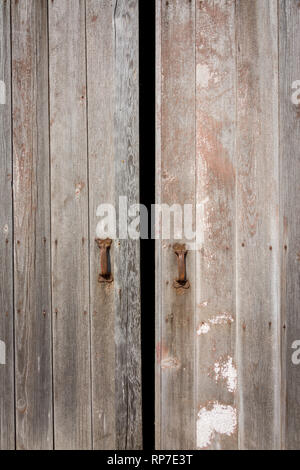 Voir le résumé d'un ensemble de vieilles portes de grange. Banque D'Images
