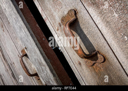 Voir le résumé d'un ensemble de vieilles portes de grange. Banque D'Images