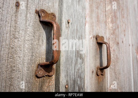 Voir le résumé d'un ensemble de vieilles portes de grange. Banque D'Images