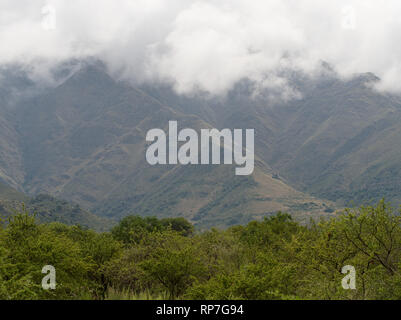 Vue de la montagnes Comechingones couvert de nuages à Villa de Merlo, San Luis, Argentine. Banque D'Images