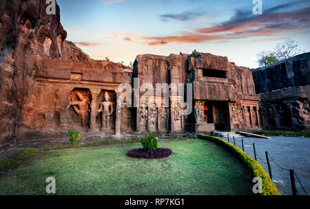 Entrée d'Ellora temple antique de Kailas avec sculpté mur près de Aurangabad, Maharashtra, Inde Banque D'Images