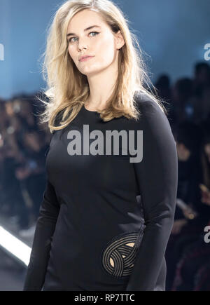 New York, NY - 7 Février, 2019 : Model wearing dress par Mary Alice Haney marche piste pour 11 Honoré fashion show automne/hiver à la Fashion Week de New York Printemps Studios Banque D'Images