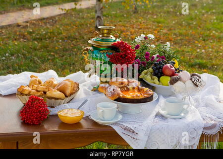 Plateau avec du miel, des viennoiseries et samovar Banque D'Images