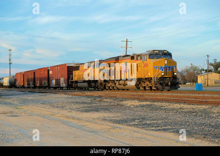 Union Pacific locomotive numéro moteur 2696 tirant les wagons grâce à Bryan, Texas, USA. Banque D'Images