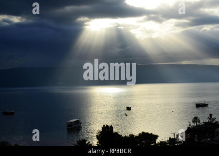 La lumière du soleil du matin sur le lac de Tibériade en Israël. Banque D'Images