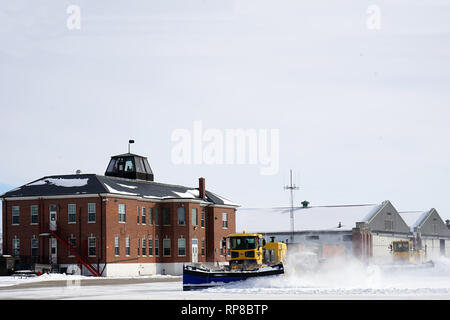 SELFRIDGE Air National Guard Base, Mich.-- Un ingénieur de l'équipement avec le 127e Escadron de génie civil, les routes et terrains magasin ici, avec diligence efface la neige tôt ce matin, l'utilisation d'un chasse-neige Oshkosh. Les efforts visant à base claire Routes, parcs de stationnement, des pistes et l'aérodrome de rampes, est nécessaire pour permettre à notre mission de poursuivre sans entrave. Les routes et terrains équipe travaille avec diligence pour garder la rampe claire afin que la mission n'est jamais touché. Selfridge Air National Guard Base jamais 'ferme', elle reste ouverte en vertu de l'un des paliers prescrits de l'éventualité. (U.S. Air National Guard Photo par : Master Sgt. David Banque D'Images
