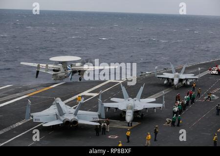 190219-N-MM912-2019 OCÉAN ATLANTIQUE (fév. 19, 2019) Un E-2D Hawkeye affecté à l 'Bluetails" de l'Escadron de soutien logistique de la flotte (VFF) 121 lance depuis la cabine de pilotage de la classe Nimitz porte-avions USS ABRAHAM LINCOLN (CVN 72). Abraham Lincoln est en cours la réalisation de l'unité de formation composite (exercice COMPTUEX) Groupe aéronaval avec (CSG) 12. Les composantes de la CSG 12 incarnent une équipe-de-équipes concept, combinant la technologie surface, air et systèmes informatique pour créer et maintenir la capacité opérationnelle. Cela leur permet de se préparer et mener des activités à l'échelle mondiale, ont efficace et lastin Banque D'Images