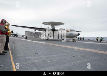 190219-N-UX312-0232 OCÉAN ATLANTIQUE (fév. 19, 2019) Un E-2D Hawkeye affecté à l 'Bluetails" de l'Escadron de soutien logistique de la flotte (VFF) 121 lance depuis la cabine de pilotage de la classe Nimitz porte-avions USS ABRAHAM LINCOLN (CVN 72). Abraham Lincoln est en cours la réalisation de l'unité de formation composite (exercice COMPTUEX) Groupe aéronaval avec (CSG) 12. Les composantes de la CSG 12 incarnent une équipe-de-équipes concept, combinant la technologie surface, air et systèmes informatique pour créer et maintenir la capacité opérationnelle. Cela leur permet de se préparer et mener des activités à l'échelle mondiale, ont efficace et lastin Banque D'Images