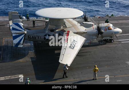 190218-N-GD018-1046 OCÉAN ATLANTIQUE (fév. 18, 2019) Un E-2D Hawkeye de la 'Bluetails" du système aéroporté de détection lointaine de l'opérateur (VAW) de l'escadron 121 se prépare à lancer à partir de la cabine de pilotage de la classe Nimitz porte-avions USS ABRAHAM LINCOLN (CVN 72). Abraham Lincoln est en cours d'exercice d'entraînement de l'unité composite (COMPTUEX) Groupe aéronaval avec (CSG) 12. Les composantes de la CSG 12 incarnent une équipe-de-équipes concept, combinant la technologie surface, air et systèmes informatique pour créer et maintenir la capacité opérationnelle. Cela leur permet de se préparer et mener des activités à l'échelle mondiale, ont des Banque D'Images