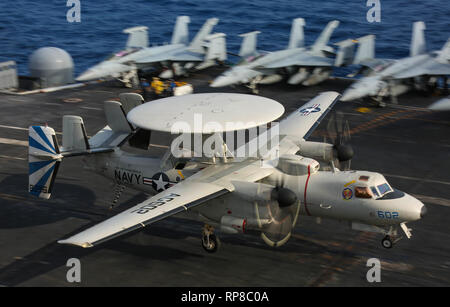 190218-N-GD018-1071 OCÉAN ATLANTIQUE (fév. 18, 2019) Un E-2D Hawkeye de la 'Bluetails" du système aéroporté de détection lointaine de l'opérateur (VAW) de l'Escadron 121 effectue un arrêté à l'atterrissage sur le pont d'envol du porte-avions de classe Nimitz USS ABRAHAM LINCOLN (CVN 72). Abraham Lincoln est en cours d'exercice d'entraînement de l'unité composite (COMPTUEX) Groupe aéronaval avec (CSG) 12. Les composantes de la CSG 12 incarnent une équipe-de-équipes concept, combinant la technologie surface, air et systèmes informatique pour créer et maintenir la capacité opérationnelle. Cela leur permet de se préparer et mener des activités à l'échelle mondiale, ont ef Banque D'Images