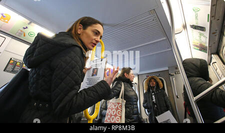 New York, United States. Feb 20, 2019. L'Etat nouvellement élu sénateur Julia Salazar du New York's 18ème arrondissement continue à encourager le transport en commun en rejoignant les membres de l'Alliance des cavaliers dans un MTA balade le long de l'A-C/L Line's Broadway Junction. Après une brève conférence de presse invitant le législateur à procéder à de congestion afin de financer les réparations et mises à niveau massive à l'antique système de métro de New York. Credit : Andy Katz/Pacific Press/Alamy Live News Banque D'Images