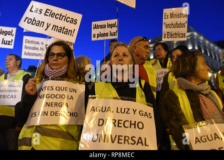 Madrid, Espagne. Feb 20, 2019. Les gens ont vu la tenue des pancartes lors d'une protestation contre la pauvreté de l'énergie à Madrid. Credit : Jorge Sanz/Pacific Press/Alamy Live News Banque D'Images