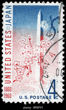 USA - VERS 1960 : timbre imprimé aux États-Unis montre le Washington Monument et fleurs de cerisier, US - Japon question traité, vers 1960 Banque D'Images